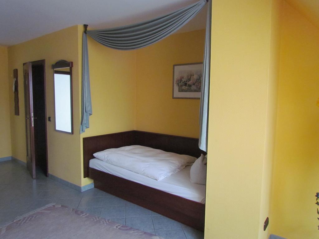 Hotel Zum Erker 트레부르 객실 사진