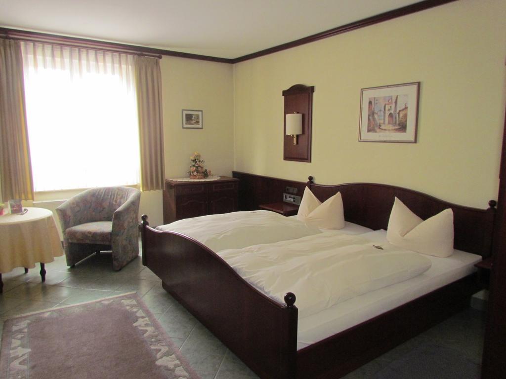 Hotel Zum Erker 트레부르 객실 사진