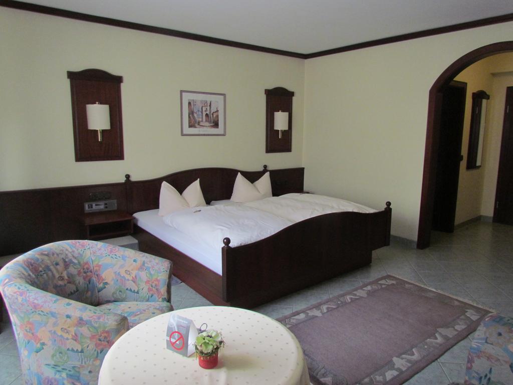 Hotel Zum Erker 트레부르 객실 사진